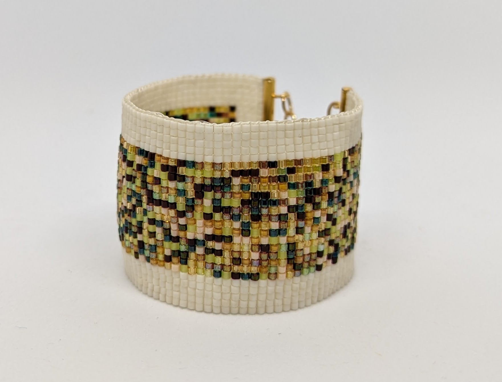 Cuff bracelet made from 2000 glass beads